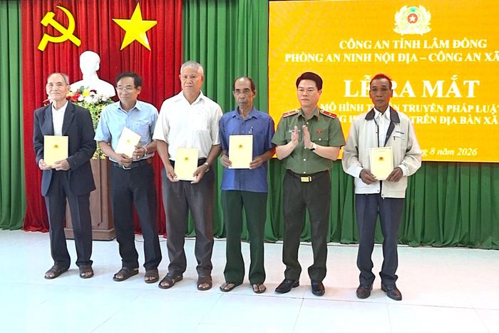 Thiếu tướng Nguyễn Hữu Mạnh, Cục trưởng Cục an ninh nội địa tặng quà cho người uy tín tại xã Cư Jút