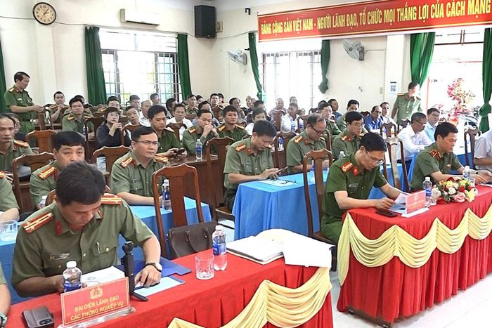 Các đại biểu dự lễ ra mắt mô hình "Buôn làng hiểu luật" tại xã Cư Jút