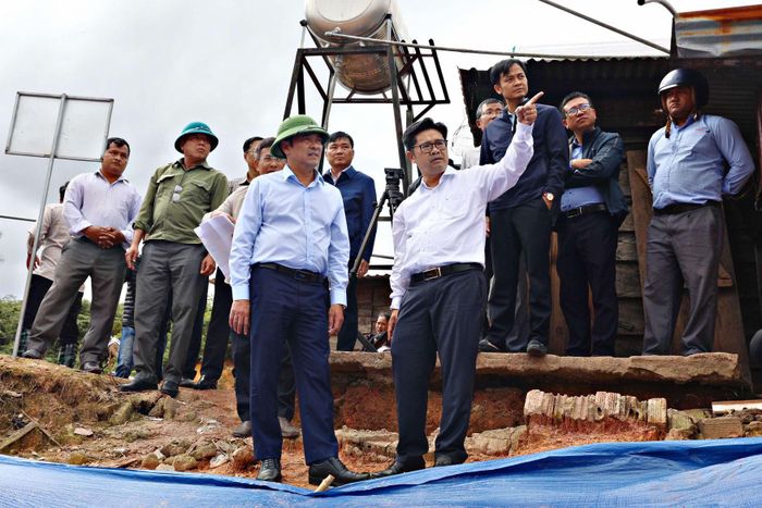 Đồng chí Lê Trọng Yên, Ủy viên Ban Thường vụ Tỉnh ủy, Phó Chủ tịch Thường trực UBND tỉnh Lâm Đồng (hàng đầu bên trái) cùng các sở, ngành kiểm tra thực tế tình hình sạt lở khu dân cư Đưng K’Nớ 5, xã Đam Rông 4