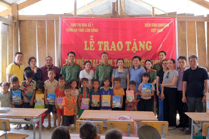 Công an tỉnh Lâm Đồng tặng sách giáo khoa cho học sinh dân tộc thiểu số các xã Đam Rông