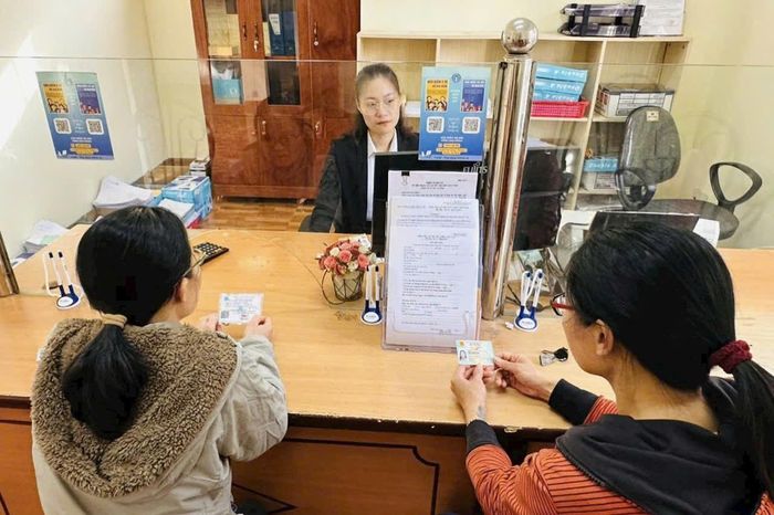Người dân đến làm việc tại BHXH cơ sở Đức Trọng