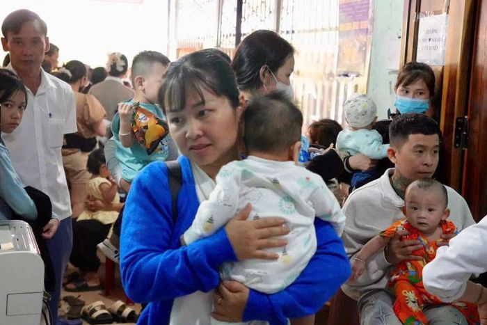 Người dân phường Bắc Gia Nghĩa mang con đến Trạm Y tế phường để khám sức khỏe định kỳ, khám sàng lọc miễn phí