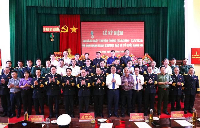 Các đại biểu chụp hình lưu niệm tại lễ kỷ niệm