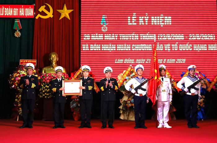 Thừa ủy quyền của Chủ tịch nước, Chuẩn Đô đốc Đỗ Văn Yên, Ủy viên Ban Thường vụ Đảng ủy, Phó Chính ủy Quân chủng Hải quân trao Huân chương Bảo vệ Tổ quốc hạng Nhì cho Lữ đoàn 681