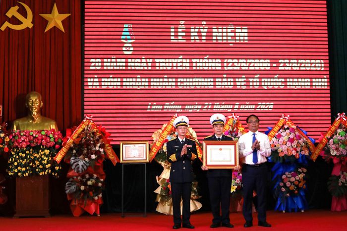 Đồng chí Đặng Hồng Sỹ, Phó Bí thư Thường trực Tỉnh ủy Lâm Đồng trao bằng khen cho Lữ đoàn 681