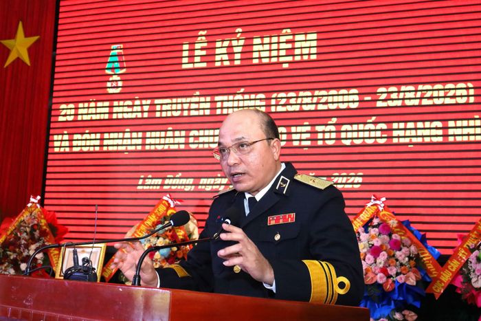 Chuẩn Đô đốc Đỗ Văn Yên, Ủy viên Ban Thường vụ Đảng ủy, Phó Chính ủy Quân chủng Hải quân phát biểu chỉ đạo tại lễ kỷ niệm