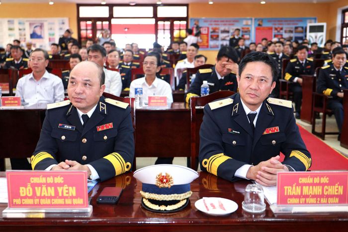 Chuẩn Đô đốc Đỗ Văn Yên, Ủy viên Ban Thường vụ Đảng ủy, Phó Chính ủy Quân chủng Hải quân và Chuẩn Đô đốc Trần Mạnh Chiến, Chính ủy Vùng 2 Hải quân dự lễ kỷ niệm