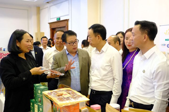 Đồng chí Nguyễn Ngọc Phúc, Phó Chủ tịch UBND tỉnh Lâm Đồng chia sẻ thế mạnh về nông nghiệp công nghệ cao, công nghiệp chế biến, với nhiều sản phẩm đặc trưng như rau, hoa, cà phê, chè, trái cây, mắc ca, dược liệu, tơ lụa, hạt điều và các sản phẩm OCOP