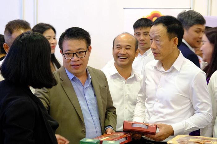 Đồng chí Lê Quang Hùng, Ủy viên Ban Thường vụ Tỉnh ủy, Phó Chủ tịch UBND tỉnh Thanh Hóa trao đổi và kết nối trực tiếp giúp doanh nghiệp có thêm thông tin thực tế, nhận diện rõ hơn tiềm năng, lợi thế và cơ hội hợp tác