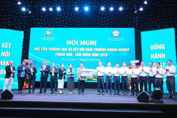 Lãnh đạo UBND tỉnh Lâm Đồng tặng quà lưu niệm cho UBND tỉnh Thanh Hóa