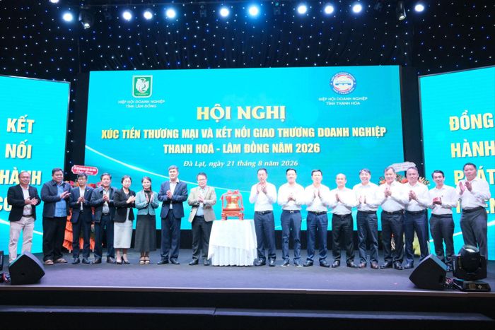 Lãnh đạo tỉnh Thanh Hóa tặng quà lưu niệm cho lãnh đạo UBND tỉnh Lâm Đồng