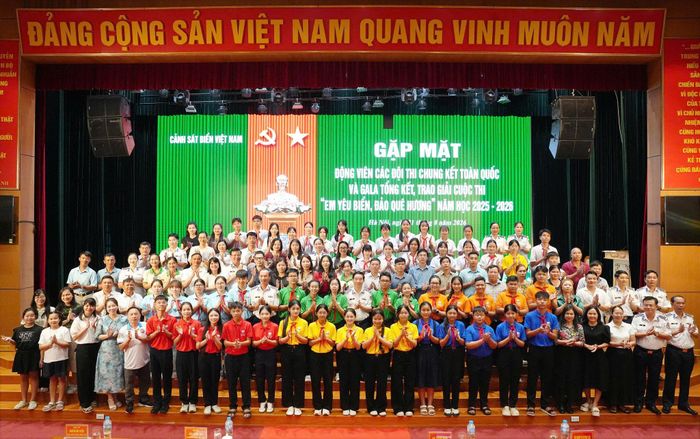 Các đại biểu chụp ảnh lưu niệm cùng các đội thi