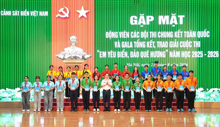 Trung tướng Bùi Quốc Oai trao quà tặng cho các thí sinh tham dự Chương trình Chung kết toàn quốc
