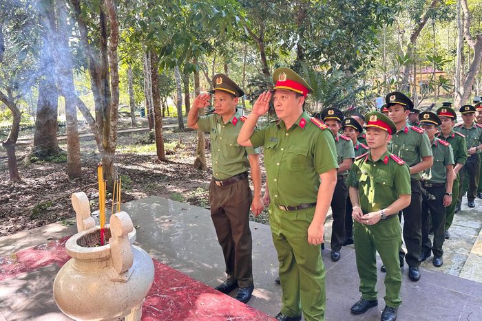 Cán bộ trong đoàn công tác dâng hương tại Nhà truyền thống Công an Đắk Nông
