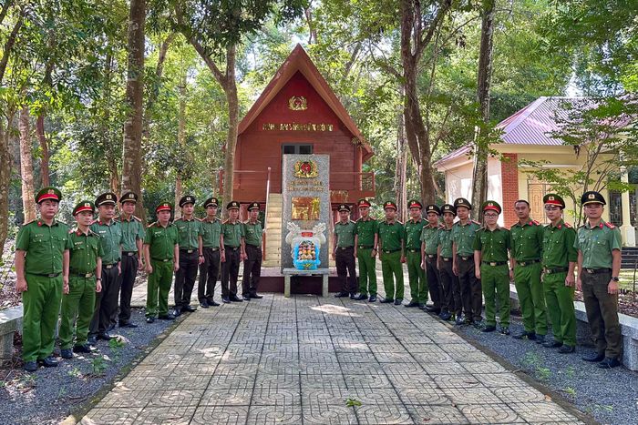 Cán bộ, chiến sĩ Cụm thi đua số 15, Công an tỉnh Lâm Đồng chụp ảnh lưu niệm tại Khu di tích Trung ương Cục miền Nam