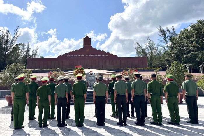 Đoàn công tác dành phút mặc niệm, tưởng nhớ các anh hùng, liệt sĩ Công an nhân dân đã hi sinh vì sự nghiệp bảo vệ an ninh Tổ quốc.