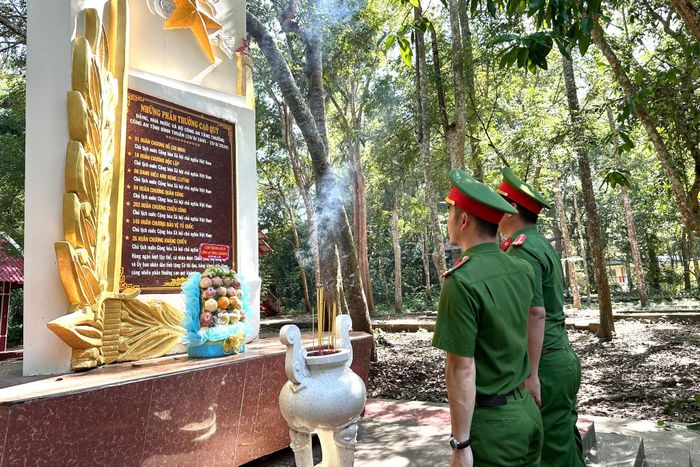 Đoàn công tác dâng hương tại Nhà truyền thống Công an Bình Thuận.