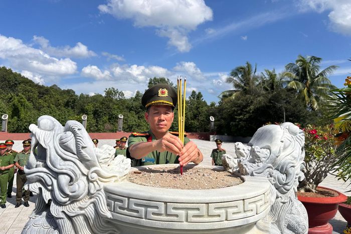 Trung tá Nguyễn Quang Dũng, Phó Trưởng Công an xã Tuy Đức, Cụm trưởng Cụm thi đua số 15, Công an tỉnh Lâm Đồng dâng hương tại Tượng đài