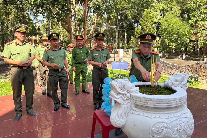 Lãnh đạo các đơn vị dâng hương tại Nhà truyền thống Công an Lâm Đồng