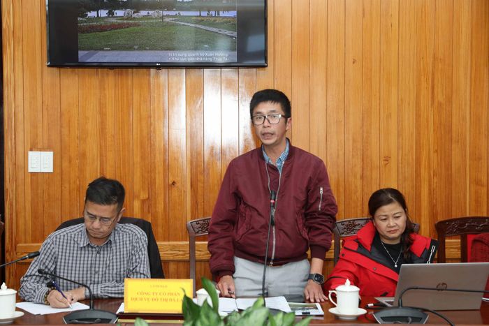 Đại diện Công ty CP Dịch vụ đô thị Đà Lạt báo cáo các phương án, mô hình hoa bố trí khu vực trung tâm phường Xuân Hương - Đà Lạt