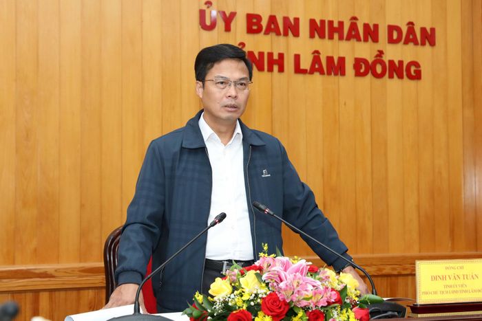 Đồng chí Đinh Văn Tuấn, Tỉnh ủy viên, Phó Chủ tịch UBND tỉnh Lâm Đồng phát biểu kết luận cuộc họp