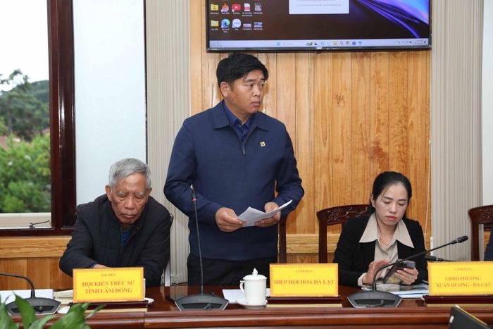 Lãnh đạo Hiệp hội hoa Đà Lạt báo cáo các phương án bố trí không gian hoa, các chương trình phục vụ Festival hoa Đà Lạt lần thứ XI