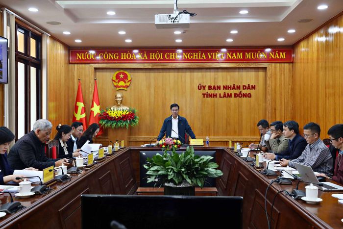 Sau khi khảo sát tại khu vực quanh hồ Xuân Hương, đồng chí Đinh Văn Tuấn, Phó Chủ tịch UBND tỉnh Lâm Đồng chủ trì cùng các sở, ngành, địa phương, doanh nghiệp bàn phương án bố trí không gian hoa, các tiểu cảnh, điều kiện để phục vụ Festival Hoa Đà Lạt lần thứ XI năm 2026