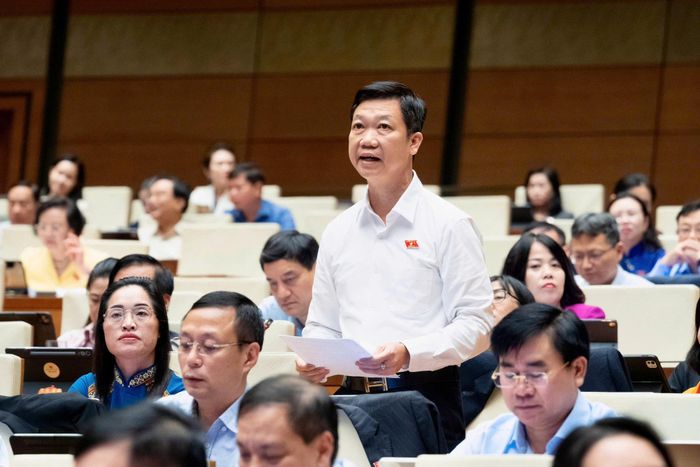 Đại biểu Phạm Đức Hoài, Đoàn ĐBQH tỉnh Lâm Đồng phát biểu tại hội trường