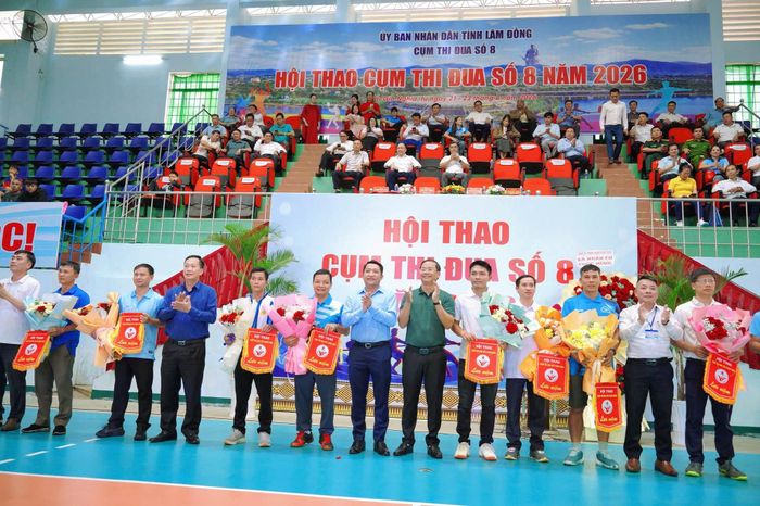 Ban Tổ chức hội thao trao cờ lưu niệm cho các đội tham gia