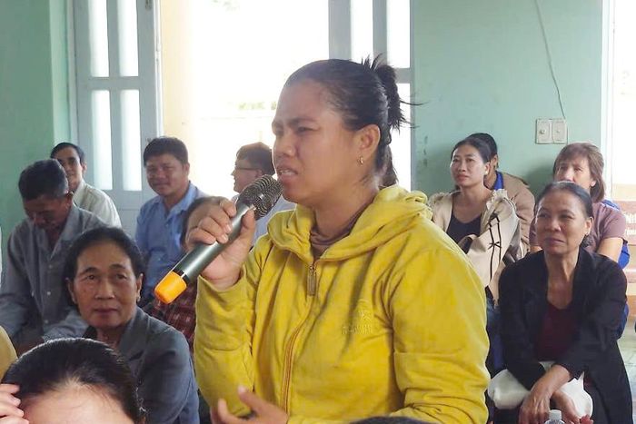 Người dân nêu ý kiến vấn đề tại hội nghị