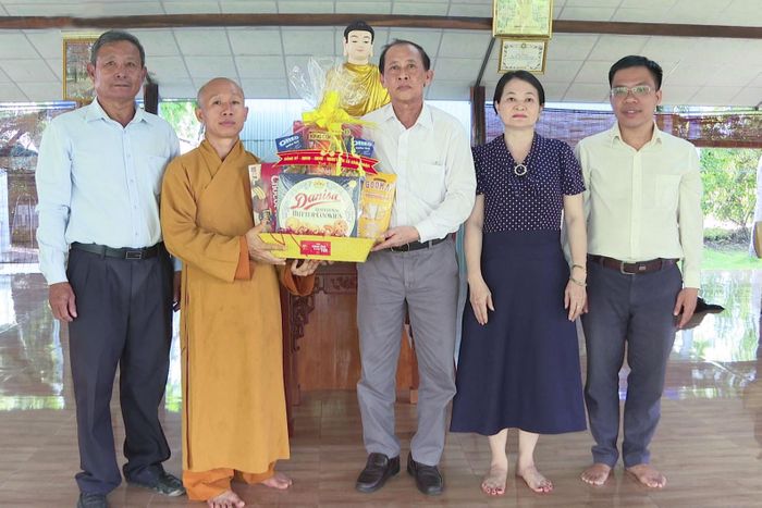 Lãnh đạo xã Hàm Thuận thăm, tặng quà cho Thiền viện Bồ Đề và Đại đức Thích Nhuận Sanh