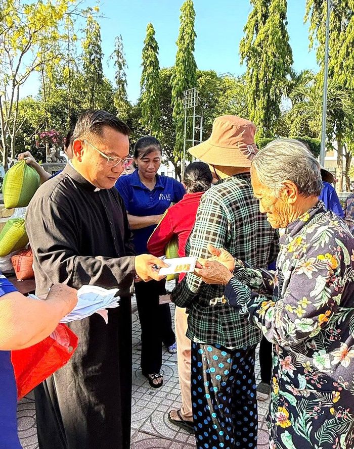 Linh mục Bùi Vi Thành, Quản xứ Giáo xứ Tầm Hưng tặng quà cho người dân có hoàn cảnh khó khăn