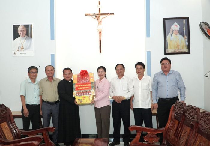 Đoàn công tác của tỉnh Lâm Đồng do đồng chí Phan Thị Thanh Mai, Phó Trưởng Ban Tuyên giáo và Dân vận Tỉnh ủy làm Trưởng đoàn đã đến thăm, chúc mừng Lễ Phục sinh năm 2026 của đồng bào Công giáo tại Giáo xứ Tầm Hưng và Linh mục Bùi Vi Thành, Quản xứ Giáo xứ Tầm Hưng