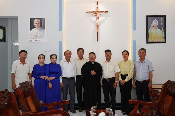Đoàn công tác Ủy ban MTTQ Việt Nam xã Hàm Thuận thăm chức sắc, chức việc và nhóm Bác ái Vinh Sơn thuộc Giáo xứ Tầm Hưng