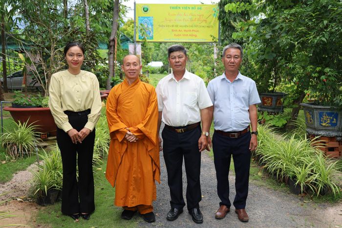 Đoàn công tác Ủy ban MTTQ Việt Nam xã Hàm Thuận thăm, chụp hình lưu niệm cùng Đại đức Thích Nhuận Sanh và Trụ trì Thiền viện Bồ Đề