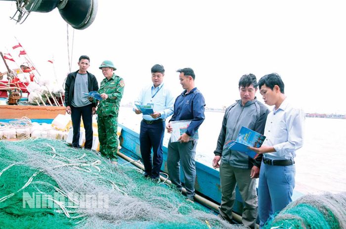 Các lực lượng chức năng của tỉnh tuyên truyền, phổ biến ngư dân xã Hải Thịnh khai thác thủy sản đúng quy định pháp luật.
