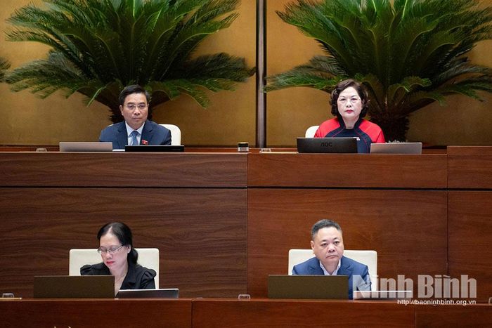 Đoàn chủ tọa tại phiên họp.
