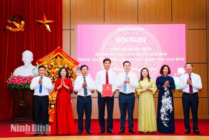 Đồng chí Trần Đăng Quỳnh, Ủy viên dự khuyết Trung ương Đảng, Phó Bí thư Thường trực Tỉnh ủy trao Quyết định cho nhà trường.