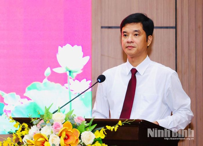 Đồng chí Phan Thành Công, Tỉnh ủy viên, Hiệu trưởng Trường Chính trị tỉnh phát biểu tại hội nghị.
