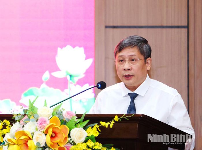 Đồng chí Phạm Minh Tuấn, Tỉnh ủy viên, Phó Trưởng Ban Tổ chức Tỉnh ủy công bố Quyết định đổi tên Trường Chính trị tỉnh Ninh Bình thành Trường Chính trị Trường Chinh, tỉnh Ninh Bình.