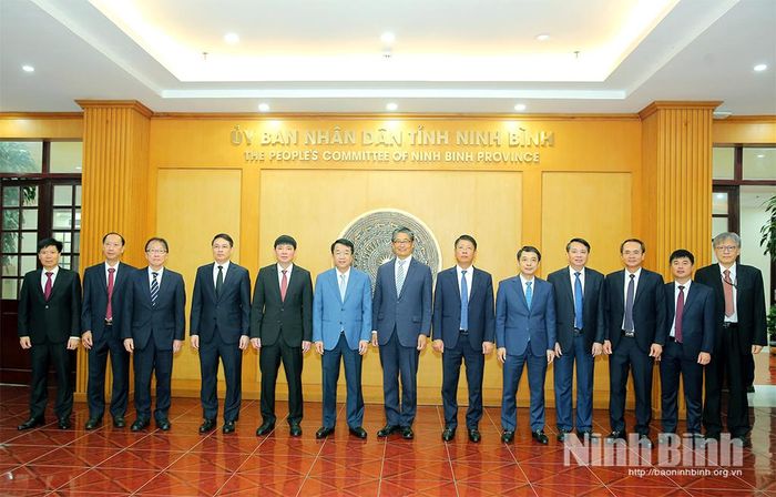 Các đại biểu chụp ảnh lưu niệm.