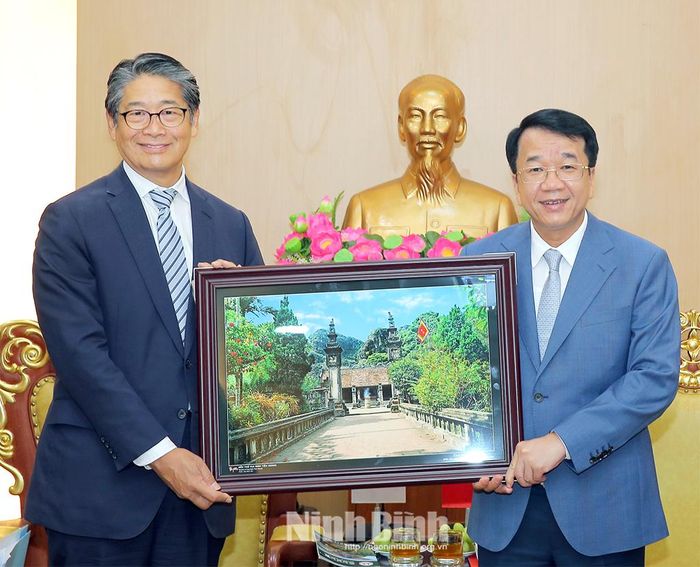 Đồng chí Chủ tịch UBND tỉnh Nguyễn Thanh Bình tặng quà lưu niệm cho ngài Ito Naoki, Đại sứ đặc mệnh toàn quyền Nhật Bản tại Việt Nam.
