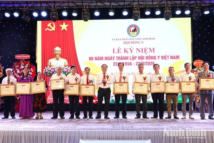 Thầy thuốc Nhân dân, PGS, TS Đậu Xuân Cảnh, Chủ tịch Hội Đông y Việt Nam trao Kỷ niệm chương "Vì sự nghiệp đông y" cho các cá nhân có nhiều đóng góp trong việc kế thừa, phát huy và phát triển nền y dược cổ truyền cũng như xây dựng tổ chức Hội.