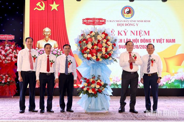Thầy thuốc Nhân dân, PGS, TS Đậu Xuân Cảnh, Chủ tịch Hội Đông y Việt Nam tặng hoa chúc mừng Hội Đông y tỉnh Ninh Bình.