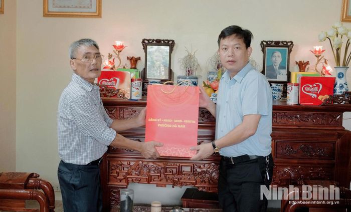 Lãnh đạo phường Hà Nam đến thăm gia đình ông Đặng Văn Nga, em trai liệt sĩ Đặng Thị Chung.