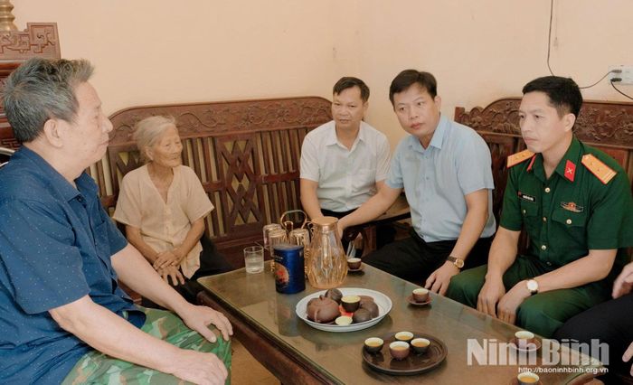 Lãnh đạo phường Hà Nam thăm hỏi, động viên gia đình ông Nguyễn Văn Kiên (cháu ruột của 2 liệt sĩ Nguyễn Thị Thu và Nguyễn thị Thi).