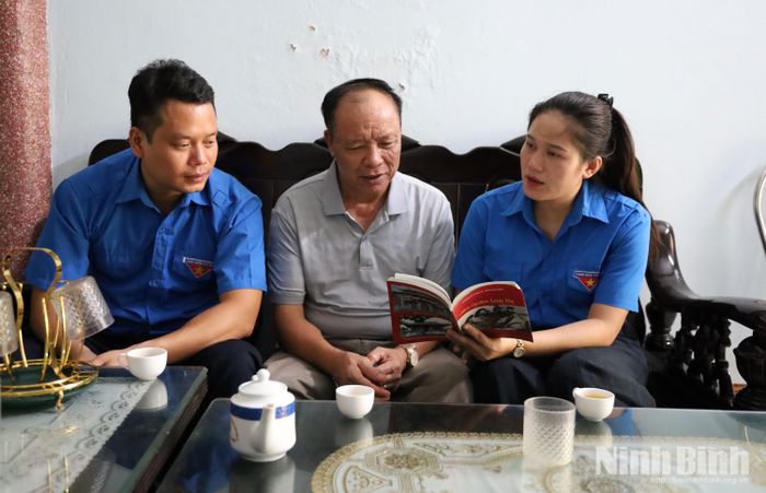 Ông Nguyễn Văn Phước, em trai liệt sĩ Nguyễn Thị Thuận, kể lại những ký ức đầy tự hào về người chị.
