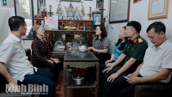 Lãnh đạo phường Hà Nam thăm hỏi, động viên bà Trương Thị Nhàn, người từng là Trung đội trưởng đội nữ dân quân Lam Hạ nhân kỷ niệm 79 năm Ngày Thương binh - Liệt sĩ (27/7/1947 - 27/7/2026),