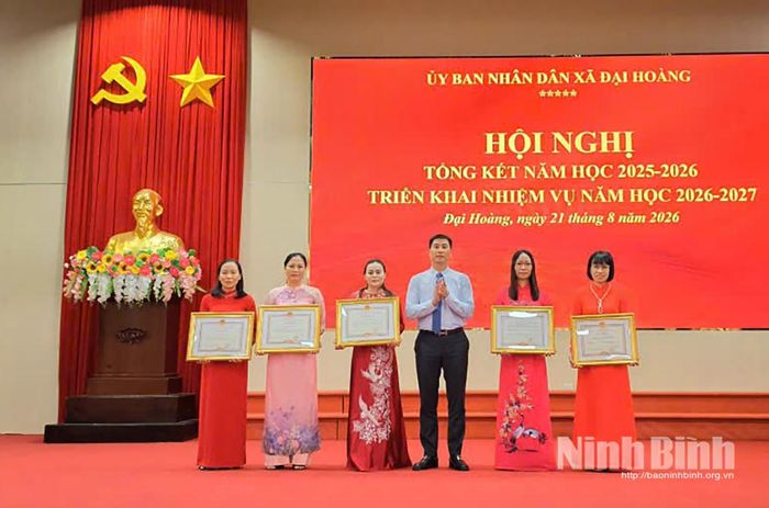 Đồng chí Trịnh Như Lâm, Tỉnh ủy viên, Bí thư Đảng uỷ, Chủ tịch HĐND xã Đại Hoàng trao Bằng khen của Chủ tịch UBND tỉnh cho các tập thể và cá nhân đạt thành tích xuất sắc trong năm học 2025-2026. Ảnh: Thuỷ Lam