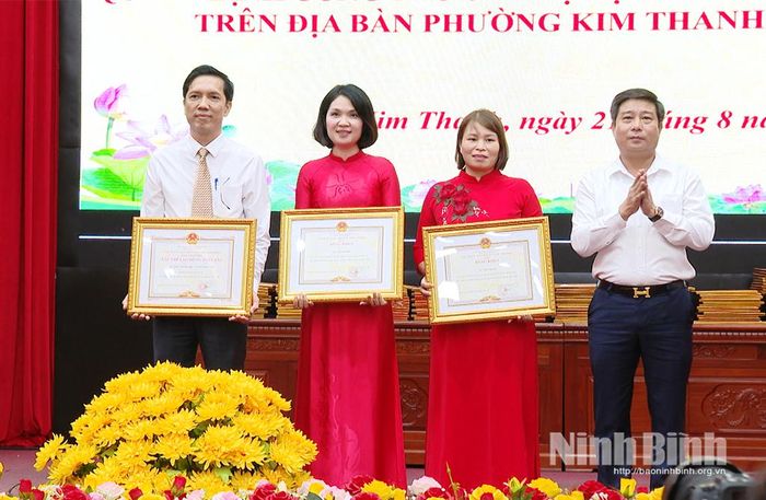 Lãnh đạo phường Kim Thanh trao danh hiệu Tập thể lao động xuất sắc và Bằng khen của Chủ tịch UBND tỉnh cho các tập thể, cá nhân có thành tích xuất sắc trong năm học 2025-2026. Ảnh: Nguyễn Oanh